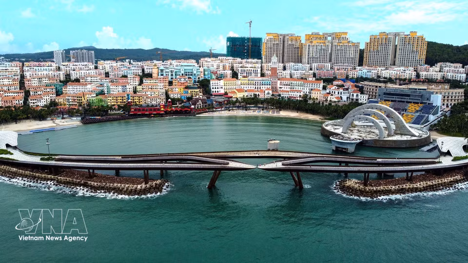 Le "Pont du Baiser" (Kiss Bridge) s’impose comme un repère architectural majeur au sein du complexe touristique et urbain du sud de Phu Quoc. Photo : VNA