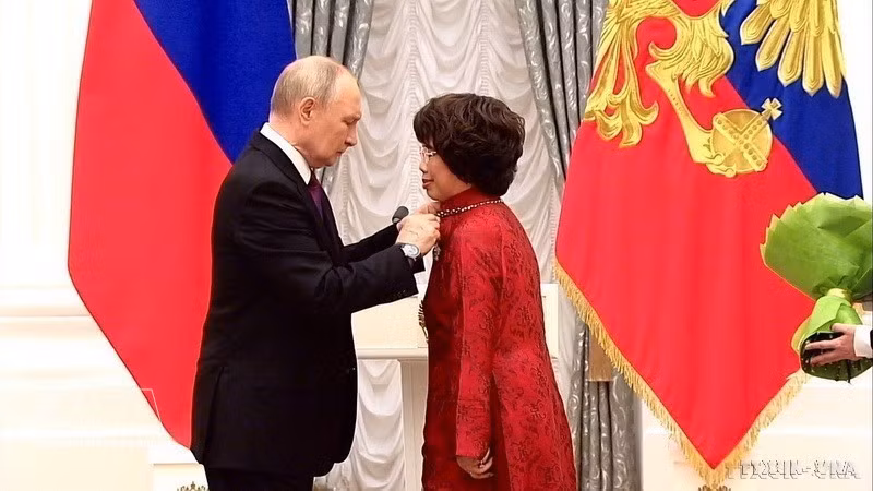 Mme Thai Huong, Héroïne du travail et présidente du Conseil stratégique du groupe laitier TH, fait partie des cinq étrangers – venus d’Italie, du Sri Lanka, d’Israël, d’Allemagne et du Vietnam – à recevoir personnellement des mains du président Vladimir Poutine l’Ordre de l’amitié pour sa contribution significative au renforcement de l’unité nationale et de l’amitié entre les peuples, en novembre 2025. Photo : VNA
