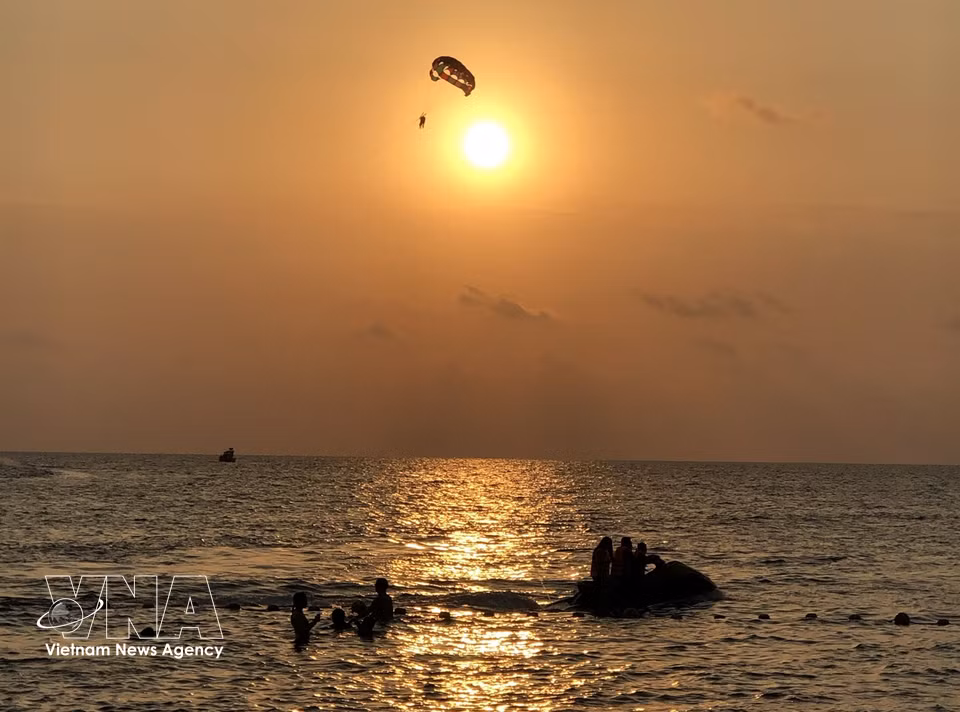 Magnifique coucher de soleil sur l’île de Phu Quoc, l’un des atouts majeurs du tourisme local. Photo : VNA