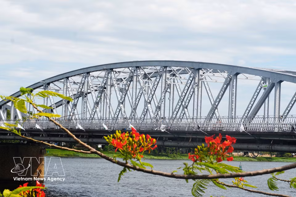 Les arches du pont Truong Tien, qui enjambe la romantique rivière des Parfums à Hue, ont retrouvé leur teinte argentée d’origine. Photo : VNA