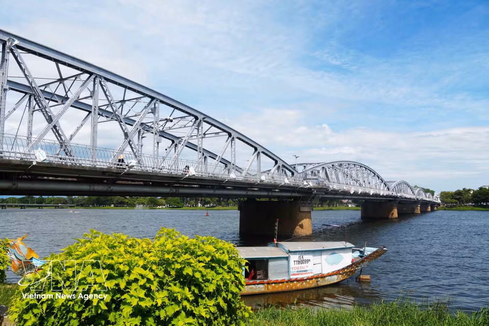 Le pont Truong Tien, également appelé Trang Tien, est l’un des symboles emblématiques de la ville de Hue. Véritable trait d’union entre les époques, il est considéré comme un lien entre le passé, le présent et l’avenir. Photo : VNA