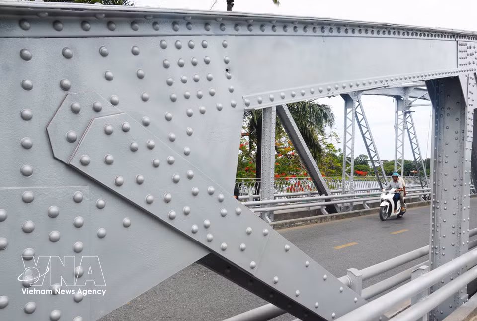 Pendant la guerre d’Indochine, le pont fut endommagé par des explosifs en 1946, avant d’être entièrement réparé en 1953. Lors de l’offensive du Têt de 1968, il fut de nouveau gravement endommagé. Une importante restauration fut entreprise de 1991 à 1995. Photo : VNA
