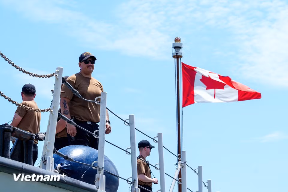 Des membres de l'équipage canadien supervisent les manœuvres d'accostage afin d'assurer la sécurité du navire. Photo : Vietnam+