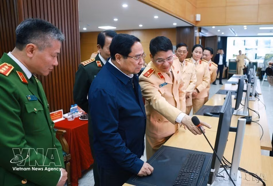 À l'occasion du Nouvel An lunaire du Cheval, le 16 février 2026., le Premier ministre Pham Minh Chinh se rend auprès des forces de police pour inspecter les dispositifs de sécurité. Photo : VNA