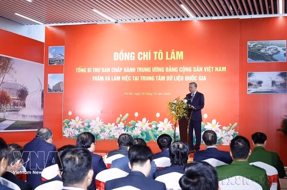 Le 29 décembre 2025, le secrétaire général du Parti To Lam visite le Centre national de données n°1, situé dans le parc de haute technologie de Hoa Lac à Hanoï. Photo : VNA