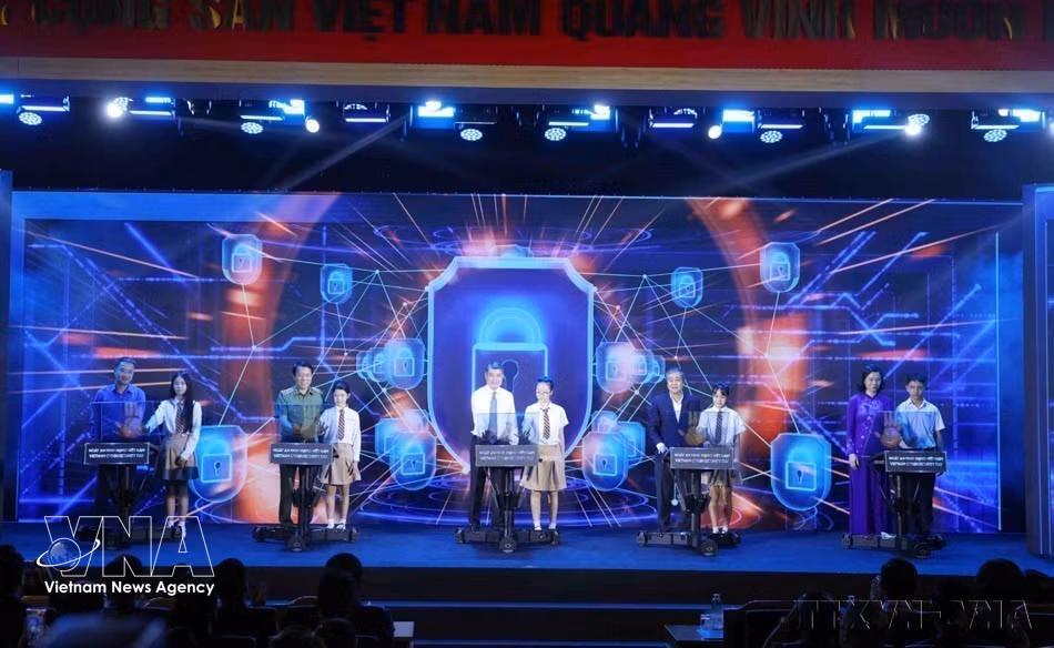 Le Premier ministre Le Minh Hung (au milieu), président du Comité national de pilotage de la cybersécurité, lance officiellement la Journée de la cybersécurité du Vietnam sous le thème "Pour un cyberespace humain pour chacun", le 6 août 2026. Photo : VNA