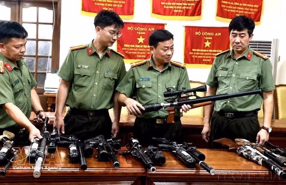 Les autorités de la ville de Hai Phong récompensent la police locale pour le démantèlement d’un important réseau transnational de jeux d’argent en ligne et de blanchiment d'argent, le 3 août 2026. Photo : VNA