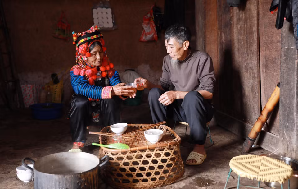 Le premier jour de l'année est également le moment où les époux partagent un moment d'intimité, se souhaitant santé et paix. Photo : VNA