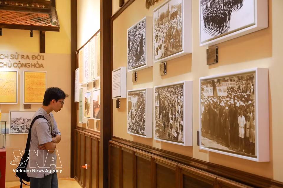 Un visiteur découvre les récits historiques présentés dans la maison. Photo : VNA