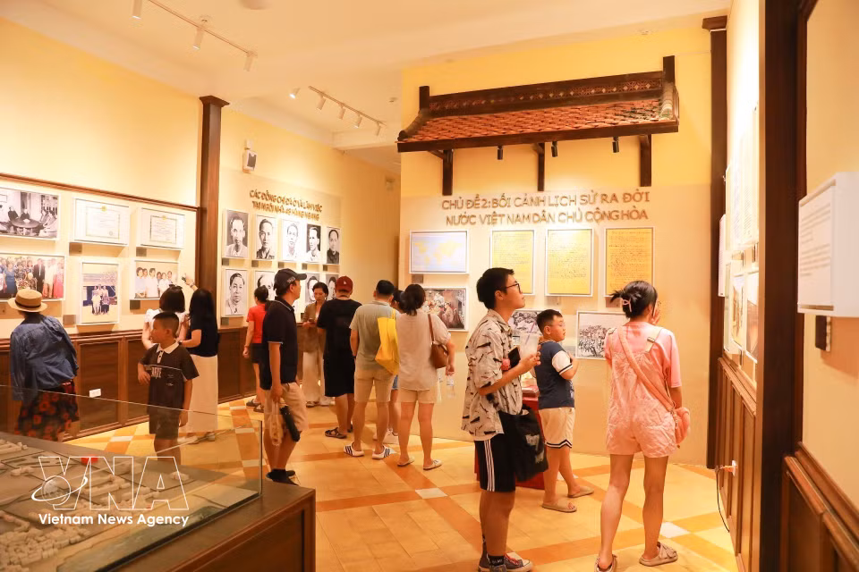 À l’occasion de la Fête nationale, la maison historique du 48 Hang Ngang compte parmi les lieux de mémoire les plus visités à Hanoï. Photo : VNA
