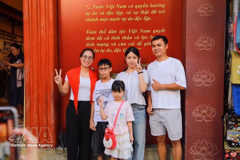 Aujourd’hui, la maison historique du 48 Hang Ngang attire de nombreux visiteurs venus découvrir son histoire et mieux comprendre la place qu’elle occupe dans la mémoire nationale. Photo : VNA