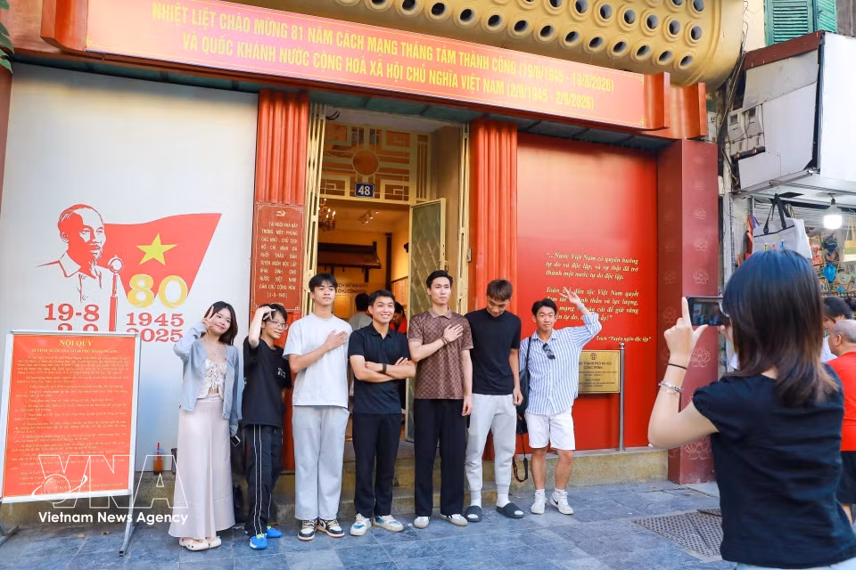 Le site contribue également à transmettre aux jeunes générations la mémoire des événements qui ont conduit à l’indépendance du Vietnam. Photo : VNA