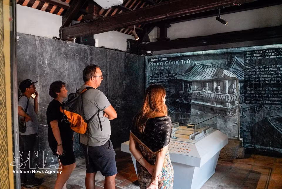 Les notices explicatives consacrées à chaque stèle de docteur sont disponibles en vietnamien, en anglais et en français, afin de permettre aux visiteurs vietnamiens et étrangers de mieux comprendre l’histoire du site. Photo : VNA
