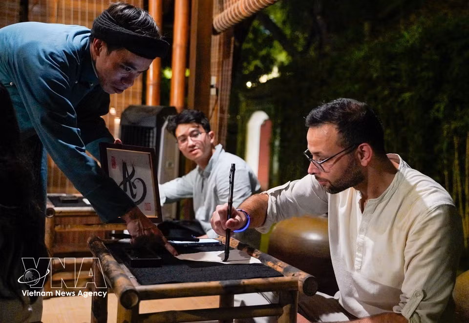L’atelier de calligraphie permet aux visiteurs de découvrir concrètement la dimension esthétique de cet art ainsi que l’héritage intellectuel transmis par les lettrés d’autrefois. Photo : VNA