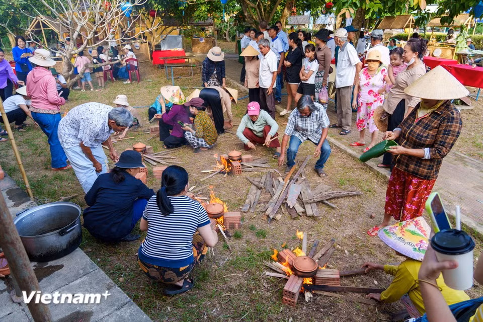 L’ambiance effervescente du concours de préparation du riz en pot de terre cuite attire de nombreux participants. Photo : Vietnam+