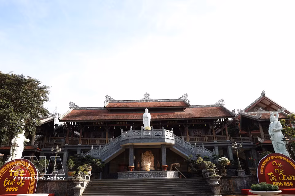La construction de la pagode débuta en 1951 sur un terrain offert par l'impératrice douairière Doan Huy. En 1953, le bâtiment principal étant achevé, l'empereur Bao Dai lui conféra le titre de "Sac Tu Khai Doan" – une combinaison des noms de l'empereur Khai Dinh et de l'impératrice douairière Doan Huy – pour commémorer sa construction. La pagode Khai Doan devint alors le premier centre bouddhiste du mouvement de renouveau bouddhiste vietnamien dans le Tay Nguyen. Photo : VNA