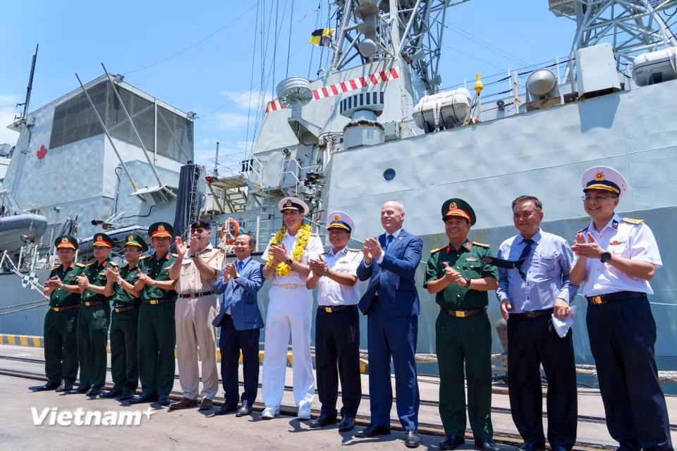 À son arrivée au port de Tien Sa, la délégation canadienne est accueillie par des représentants de la Région navale 3, du Commandement militaire de la ville de Da Nang, des gardes-frontières de Da Nang et d'autres autorités locales. Photo : Vietnam+
