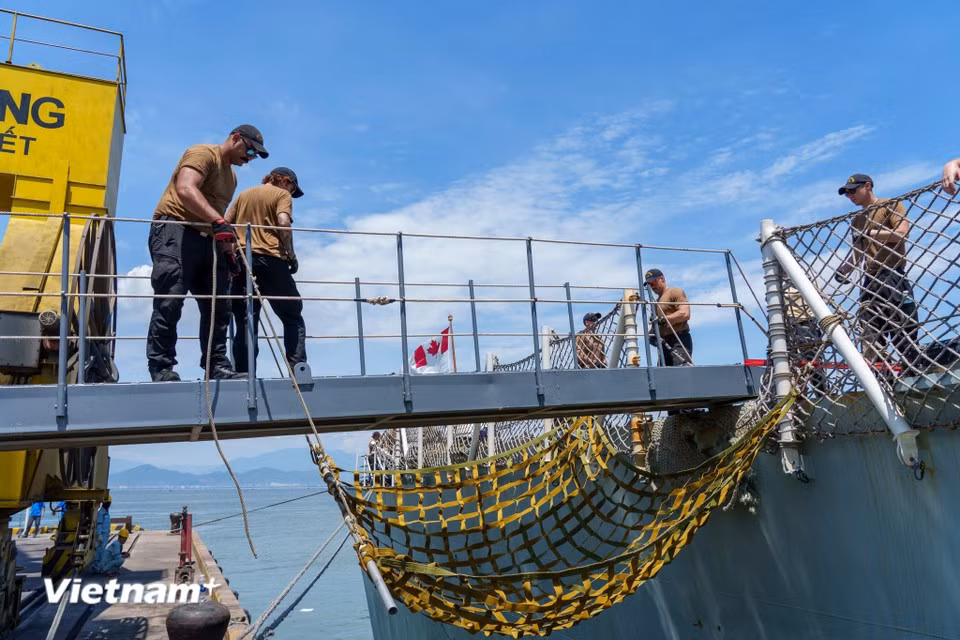 Les marins ajustent la passerelle afin de garantir un accès sécurisé aux délégations et aux membres de l'équipage. Photo : Vietnam+.