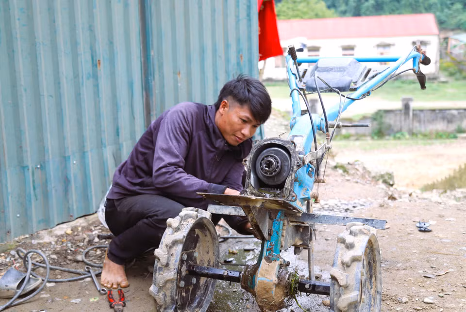Un jeune homme procède à la maintenance d'engins agricoles afin de préparer activement la nouvelle saison des récoltes. Photo : VNA