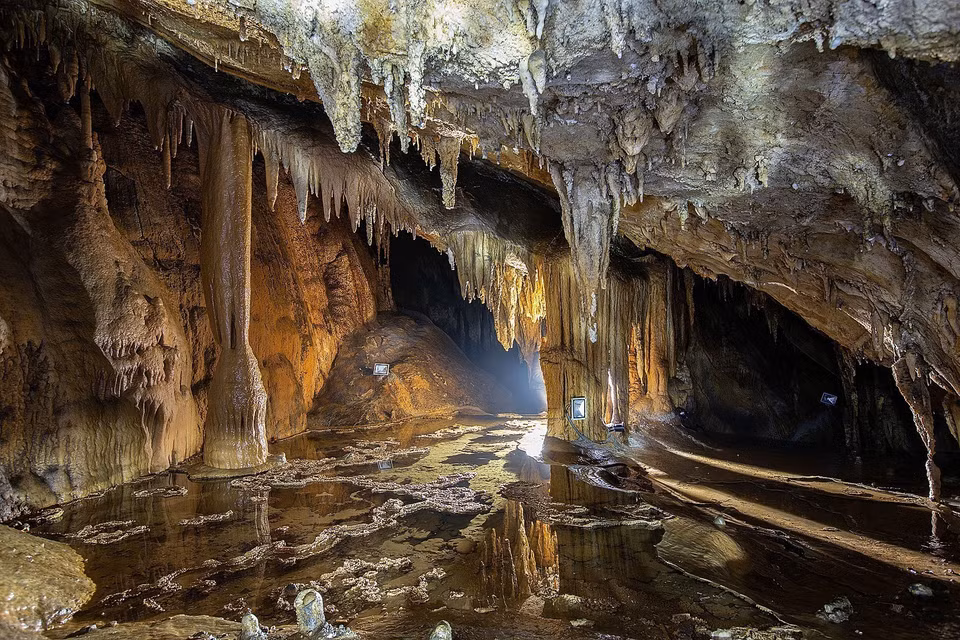 Perchée à près de 1 000 mètres d'altitude au hameau de Ton, cette merveille souterraine s'étend sur 455 mètres de long et plonge jusqu'à 49 mètres de profondeur. Découverte fortuitement par des habitants il y a plus d'une décennie, la grotte abrite un vaste lac aux eaux limpides tout au long de l'année. Photo : VNA