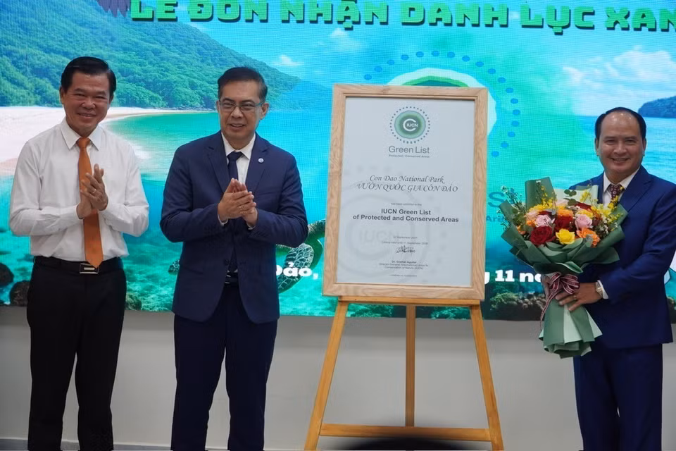Dindo Campilan (2e, gauche), directeur régional de l’UICN pour l’Asie et l’Océanie, remet la prestigieuse certification de la Liste verte de l’UICN, à Nguyên Khac Pho, directeur du Comité de gestion du Parc national de Côn Dao. Photo : VNA