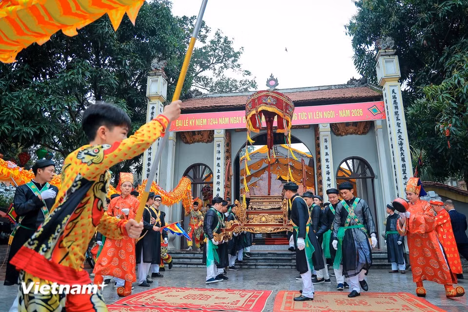 Le festival est une bonne occasion pour la population locale d'exprimer sa profonde gratitude envers le héros national Phung Hung, sacré Bo Cai Dai Vuong. Photo : Vietnam+