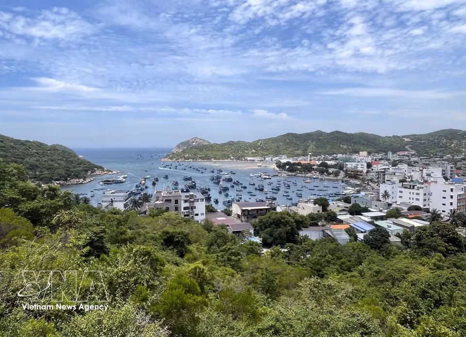 Le village touristique de Vinh Hy est niché entre les montagnes de Nui Chua et la mer. Photo : VNA