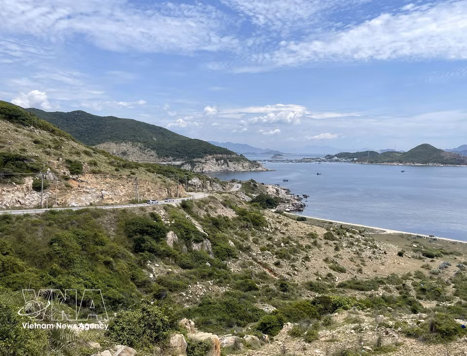 De vastes étendues de sable blanc s'étirent le long des montagnes s'avançant dans la mer, offrant un spectacle naturel saisissant. Photo : VNA