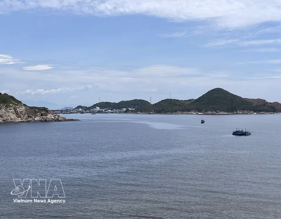L’île de Binh Hung, dans la province de Khanh Hoa, s’impose comme une destination idyllique, prisée pour ses paysages préservés et ses eaux cristallines. Photo : VNA