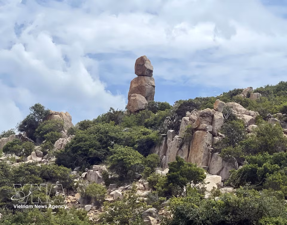 Les formations rocheuses monumentales accentuent la beauté sauvage des reliefs bordant la route dans la commune de Vinh Hai. Photo : VNA