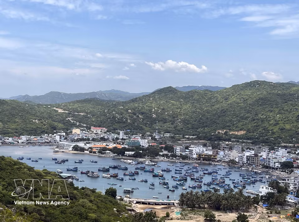 Le village touristique de Vinh Hy, dans la commune de Vinh Hai, s’épanouit dans un écrin naturel formé par les montagnes et la mer. Photo : VNA