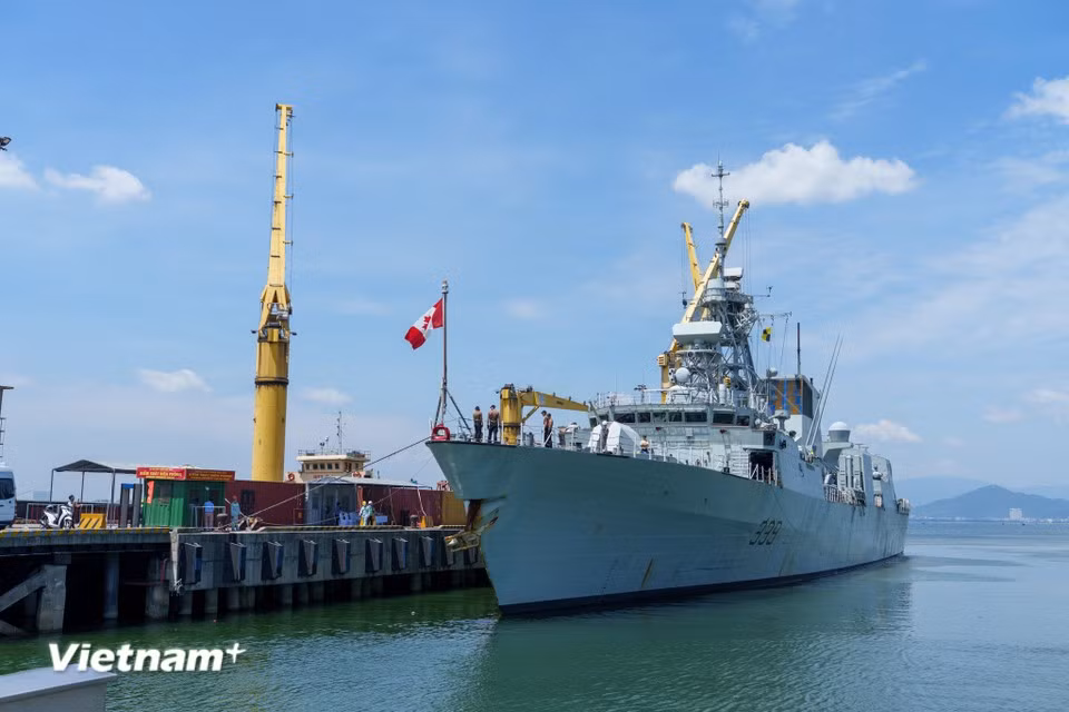 Le NCSM Charlottetown, numéro de coque 339, amarré au port de Tien Sa lors de sa visite d’amitié à Da Nang. Photo : Vietnam+