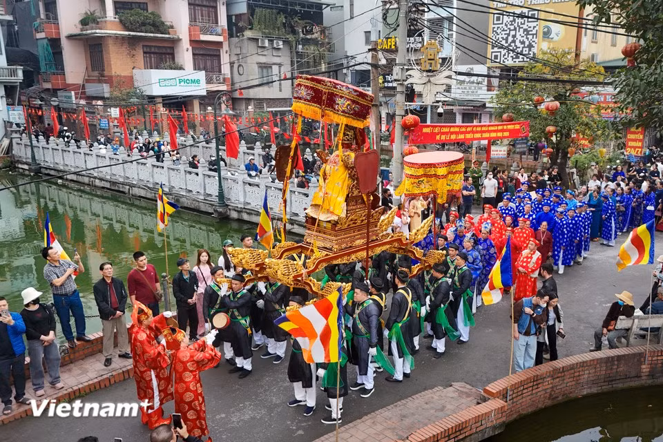 Tous les trois ans, l’événement prend une plus grande ampleur encore, attirant une foule importante de visiteurs. Photo : Vietnam+