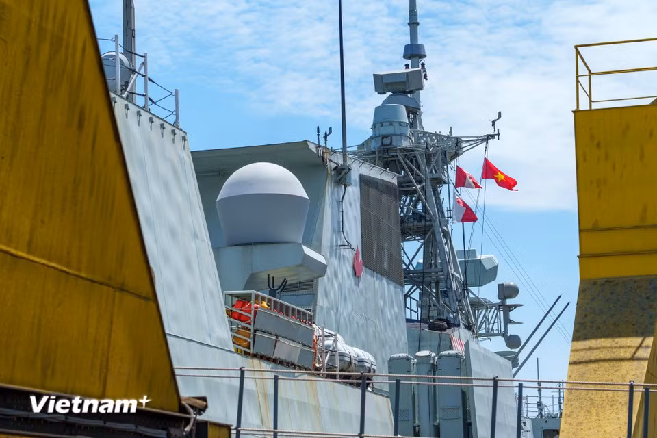 Les drapeaux du Vietnam et du Canada flottent au sommet des mâts du NCSM Charlottetown à l'occasion de sa visite d'amitié à Da Nang. Photo : Vietnam+