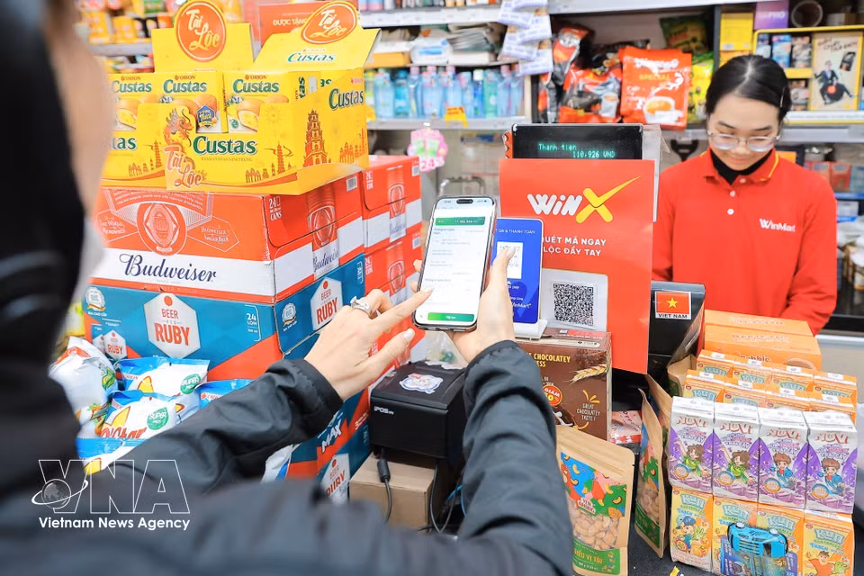 Les paiements numériques garantissent des transactions plus fluides et sécurisées, ainsi qu’une transparence accrue. Photo : VNA
