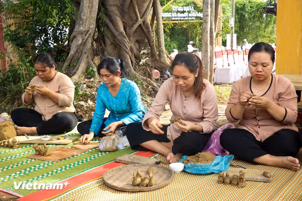 À l'ombre d'un banian séculaire, des artisanes façonnent avec dextérité de délicates figurines en terre cuite. Photo : Vietnam+