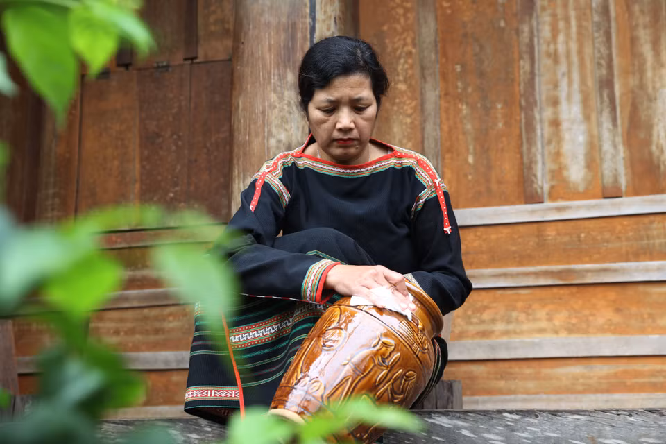 Vénéré comme un patrimoine inestimable, chaque "ché" est soigneusement conservé et transmis de génération en génération, garantissant la pérennité de l’héritage familial. Photo : VNA