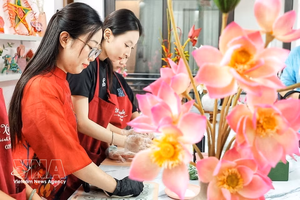 Le produit final combine une pâte traditionnelle de gâteau de lune pour sa base et des fleurs façonnées à la main à partir d’une pâte de riz inspirée de celle utilisée pour les figurines. Photo : VNA
