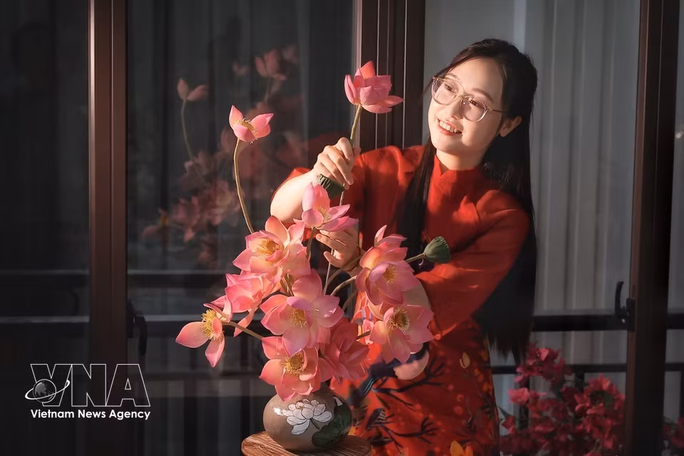 S’inspirant des techniques traditionnelles de modelage des figurines en pâte de riz (to he), Nguyen Thi Thuy Duong façonne des gâteaux de lune en forme de lotus et agence ses créations sur plusieurs niveaux, créant l’illusion saisissante d’un véritable bouquet de fleurs. Photo : VNA