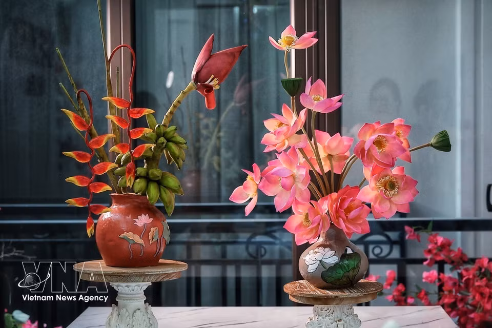 Déclinées dans une grande variété de formes et de nuances, ces fleurs de lotus et de bananier sont d’un réalisme saisissant, au point qu’il est difficile de deviner au premier regard qu’il s’agit de créations comestibles. Photo : VNA