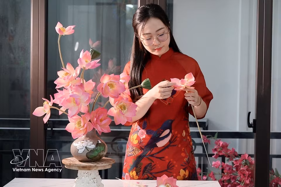 Ces bouquets comestibles réinventent le traditionnel gâteau de lune en le transformant en une véritable pièce décorative, à la fois délicate et élégante. Photo : VNA