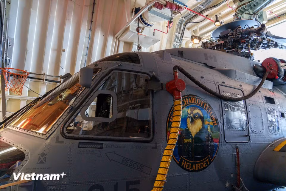 Un hélicoptère stationné dans le hangar du NCSM Charlottetown, destiné aux missions de reconnaissance et de lutte anti-sous-marine. Photo : Vietnam+