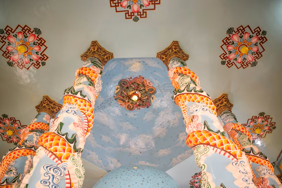 Les colonnes sont décorées de dragons et revêtus de peintures blanche, rouge et bleue. Photo : VNA