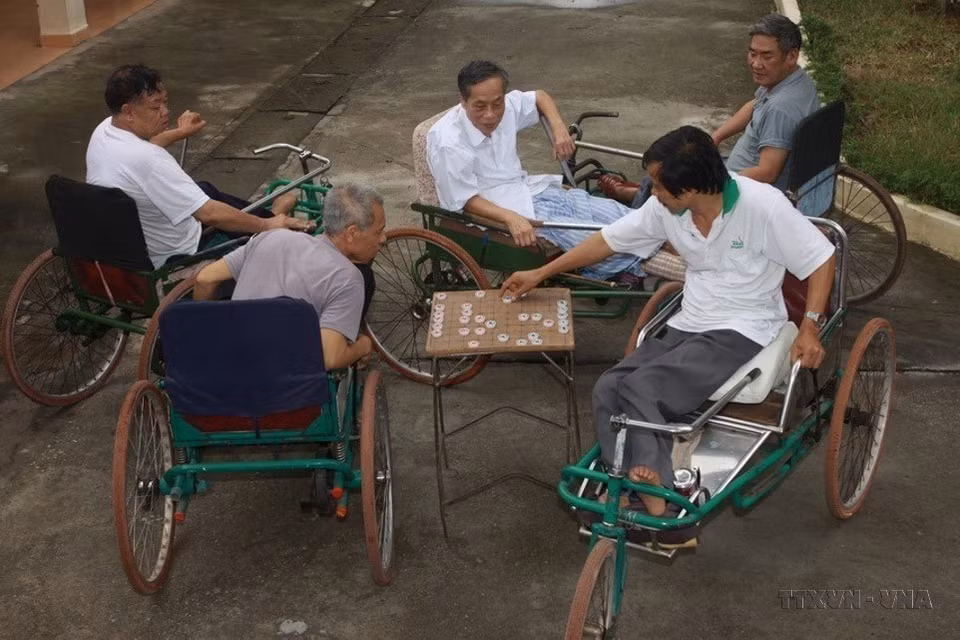 Les soldats blessés au Centre de soin d’invalides de guerre de Thuân Thanh, commune de Ninh Xa, district de Thuân Thành, province de Bac Ninh au Nord, jouent aux échecs chinois. Photo : VNA