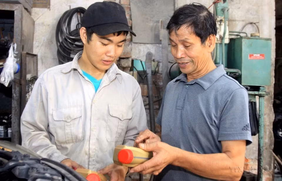 Le soldat blessé Vu Van Tinh (quartier de Hoang Diêu, ville de Thai Binh) développe la production et créent des emplois pour les enfants des soldats blessés, malades dans la ville avec un salaire de 3,5 millions de dôngs par mois. Photo : VNA