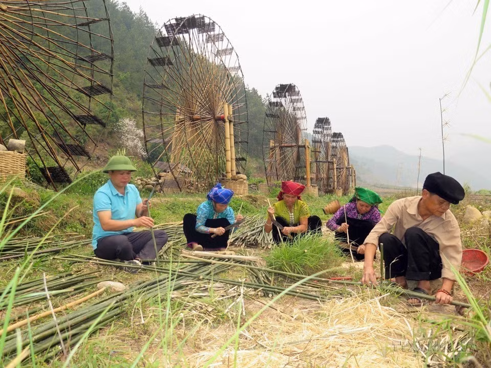 Des habitants de la commune de Ngoc Chiên, qui répond aux normes de la Nouvelle Ruralité, dans le district de Muong La, province de Son La (Nord), préparent des matériaux pour reconstruire des roues hydrauliques, afin de développer le tourisme. Photo: VNA
