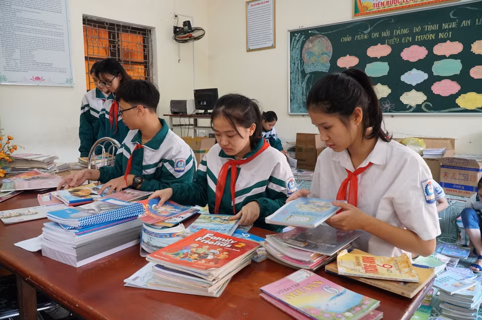 Des élèves de la province de Nghê An font don de livres et de fournitures scolaires aux élèves des zones inondées des provinces de Quang Binh et Ha Tinh. Photo: VNA