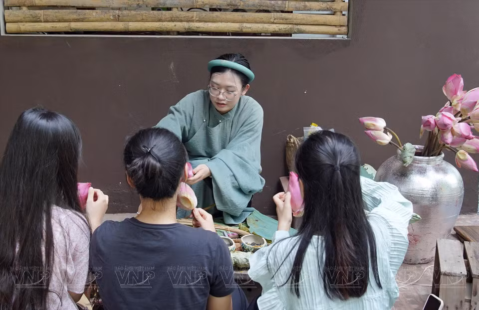 Des visiteuses dégustent du thé au lotus de Hanoi. Photo : VNA