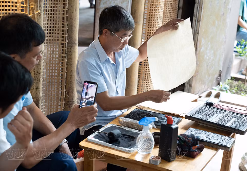 Les visiteurs peuvent observer comment sont fabriqués des objets artisanaux. Photo : VNP