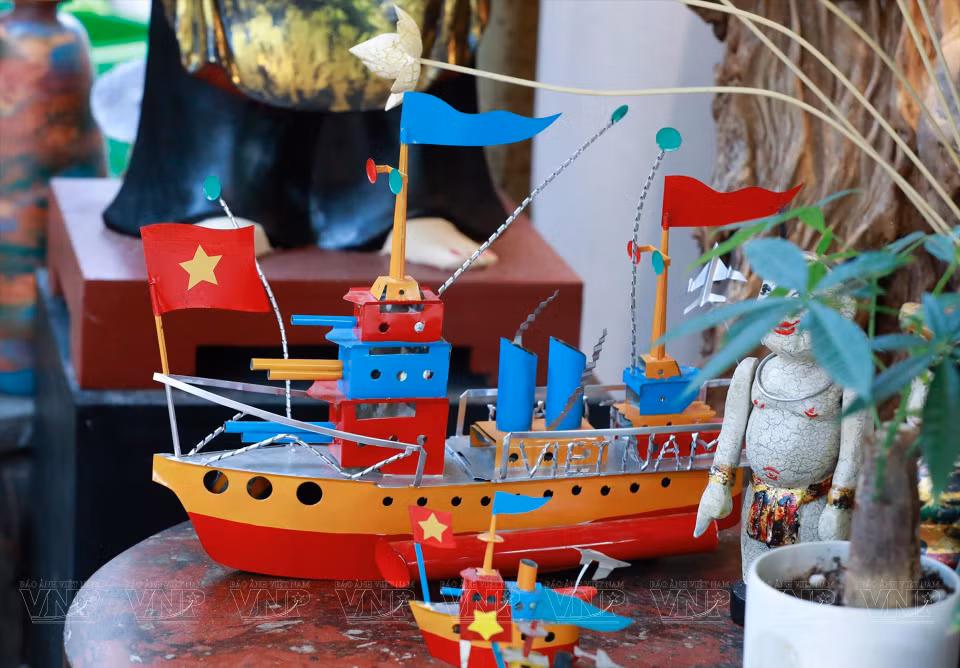 Un bateau de fer au kérosène, un jouet traditionnel. Photo : VNP